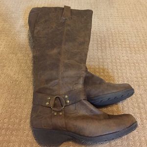 Comfortable and adjustable boot