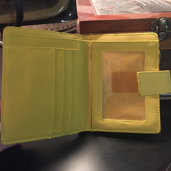 Kenneth Cole Reaction Yellow Wallet - Picture 2 of 4