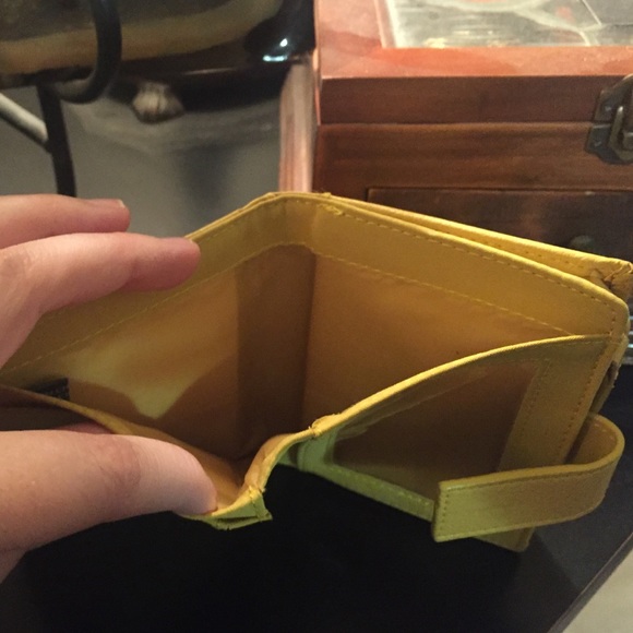 Kenneth Cole Reaction Yellow Wallet - Picture 3 of 4