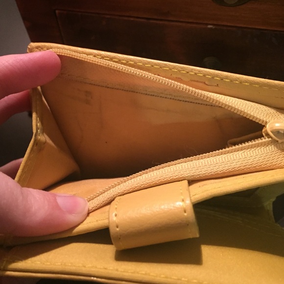 Kenneth Cole Reaction Yellow Wallet - Picture 4 of 4