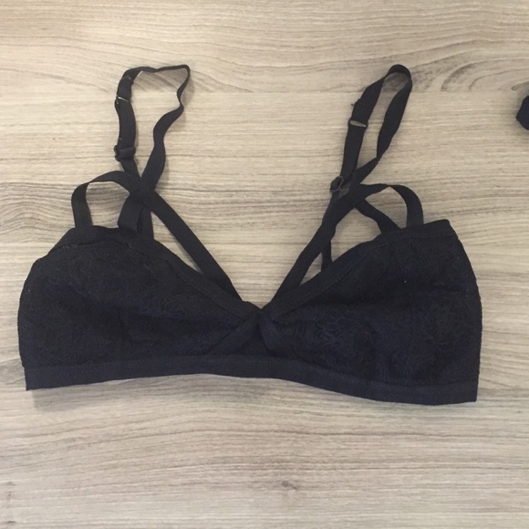Black lace bra with strap detailing 🔥🔥🔥