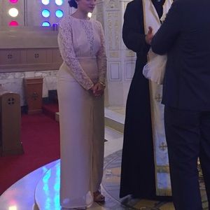 Beautiful lace sleeved bone colored gown w/ split