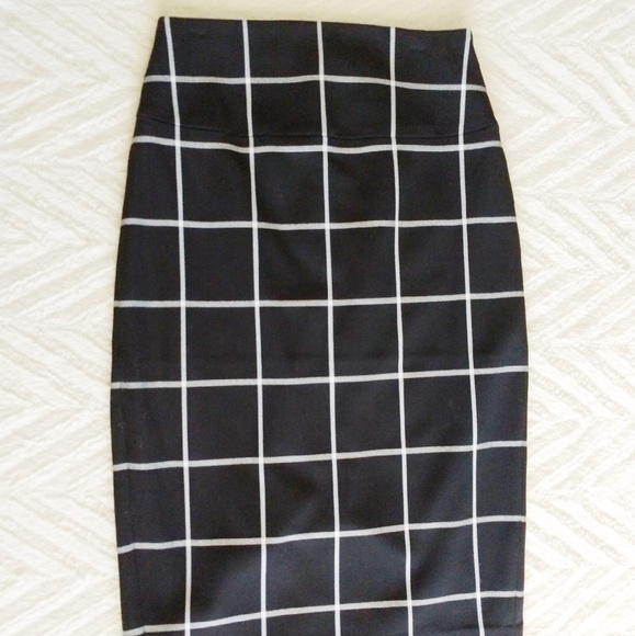 Like new black and white pencil skirt