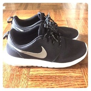 Nike Roshe Run black and white