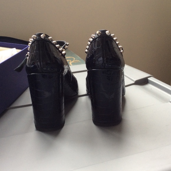 Shoes - Picture 3 of 4