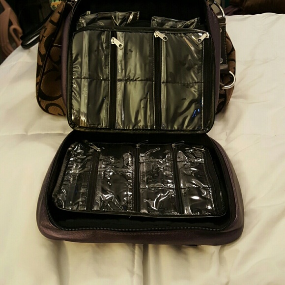 Traveling jewelry carrier