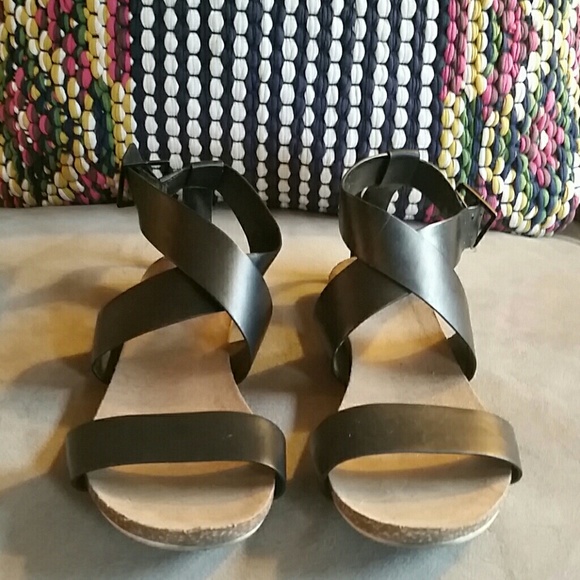 Enzo Angiolini cross-strap black sandals