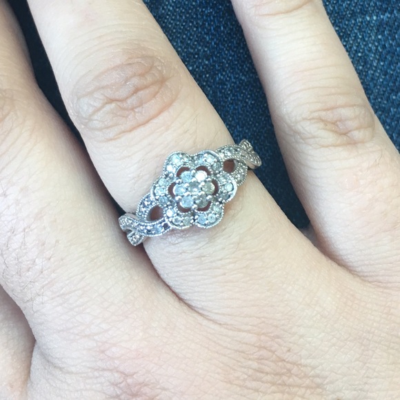 Diamond flower ring