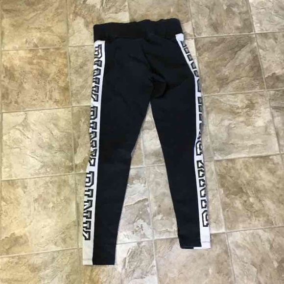 **SOLD**VS PINK Fashion Show Leggings - Picture 2 of 3