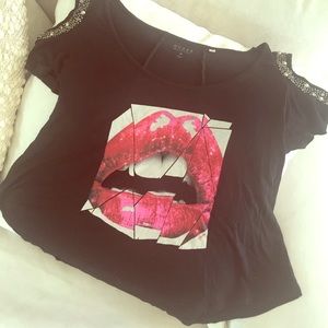 Cute lip GUESS open shoulder top ❤️️