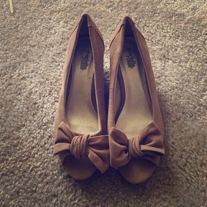 Bow Peep Toe Kitten Wedge