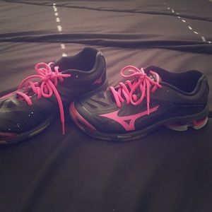 Volleyball shoes . Mizuno wave