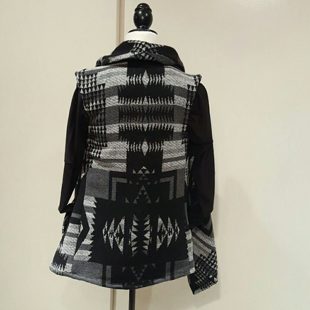 NWT- Tribal Print Wrap- Size Small - Picture 3 of 4