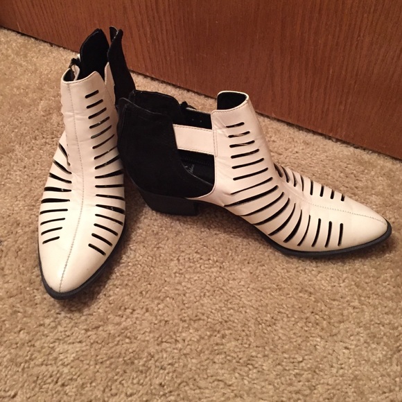 Sam Edelman Circus White &a black booties