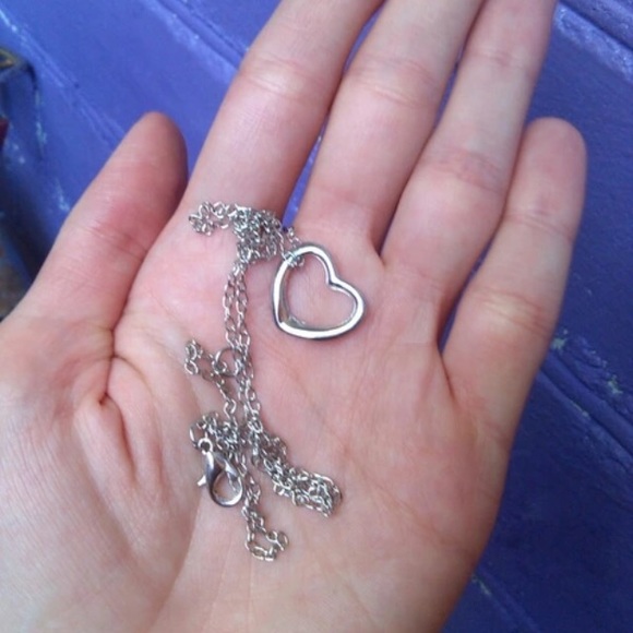 💟Simple Silver Heart Necklace💟 - Picture 2 of 2