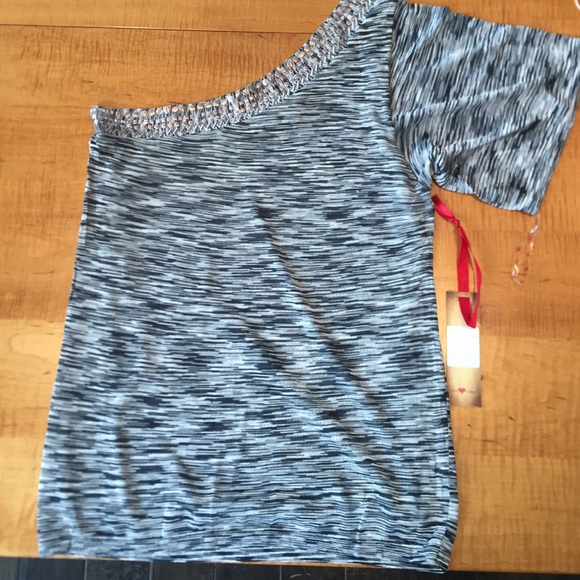 Never worn Love Token one shoulder shirt.
