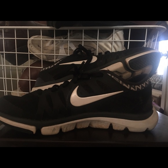 black nike shoes