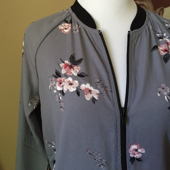❌SOLD❌ *NWT* Floral Bomber Jacket - Picture 2 of 4