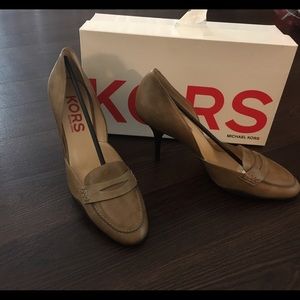 BRAND NEW Kors Carlyle loafer heels