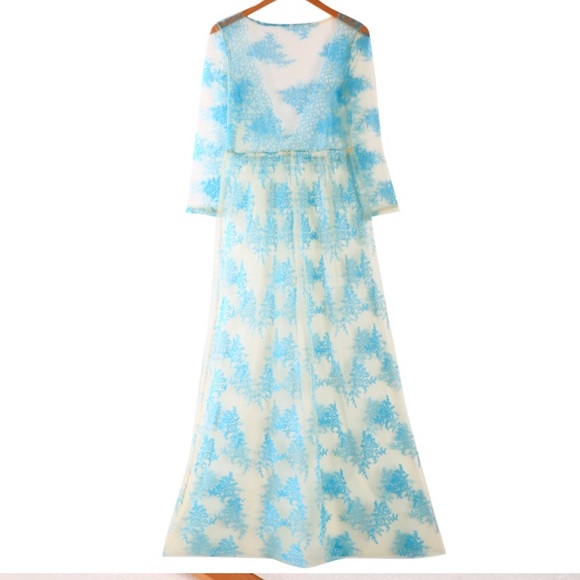 💕LAST ONE! New plunge lace maxi dress - Picture 3 of 4