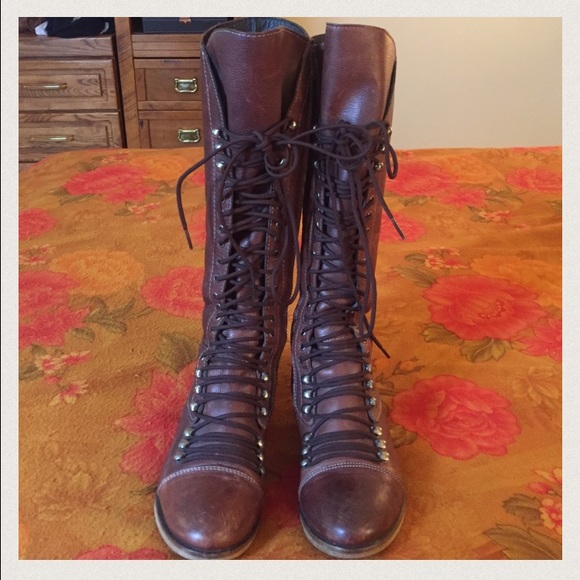 Steve Madden lace up brown boots size 7.5🍂