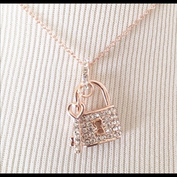 NEW Women's Rose Gold Toned Lock & Key Necklace - Picture 2 of 3