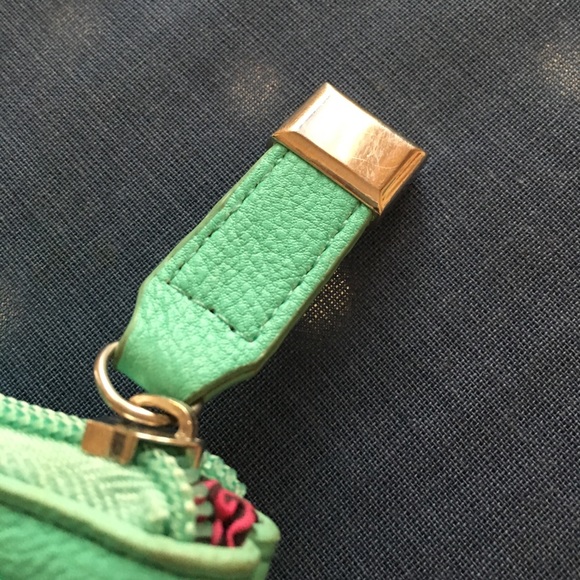 **SOLD** Green and Leopard Small Clutch 👛 - Picture 4 of 4