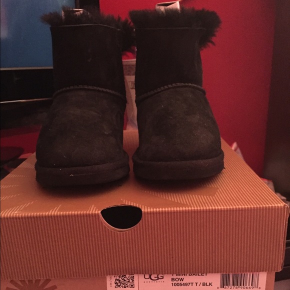 Toddler girl black bowtie uggs