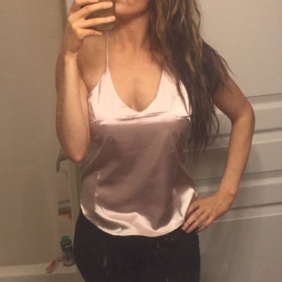 🌸SUPER HOT LIGHT PINK SILK TANKTOP - Picture 3 of 4