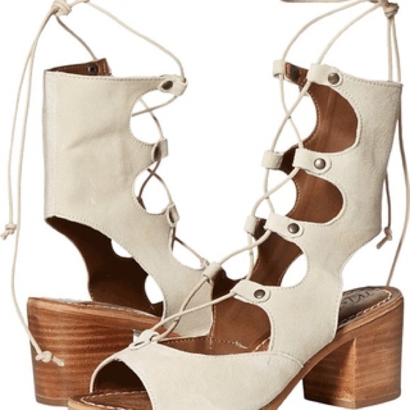 Matisse Expo heel in natural suede.