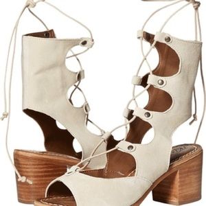 Matisse Expo heel in natural suede.