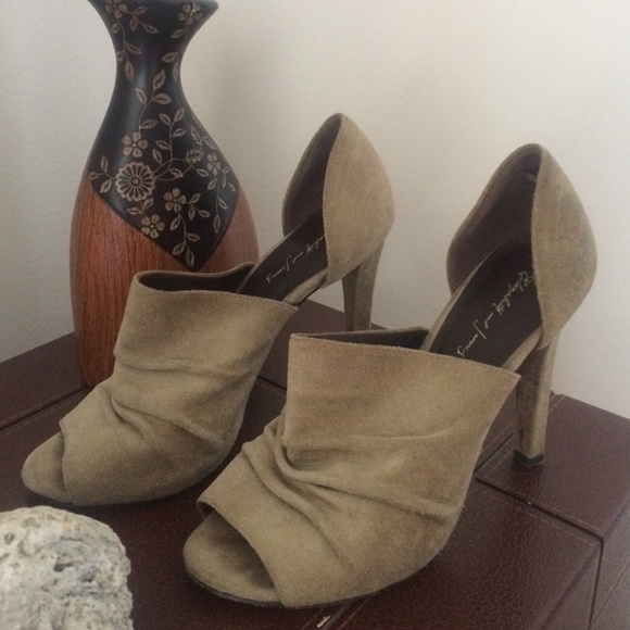 Elizabeth and James  olive green suede heels