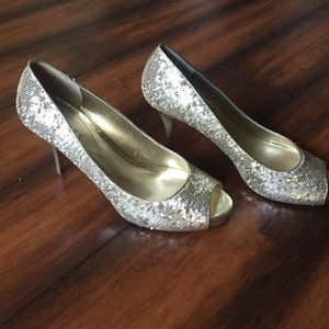 ✨Sale✨Guess sequin gold shoes pump/heels