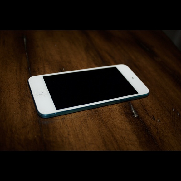 Selling a iPOD 5 Blue Version.