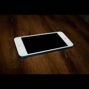 Selling a iPOD 5 Blue Version.