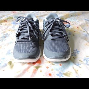 Women's Nike 5.0 free runs, light blue and gray