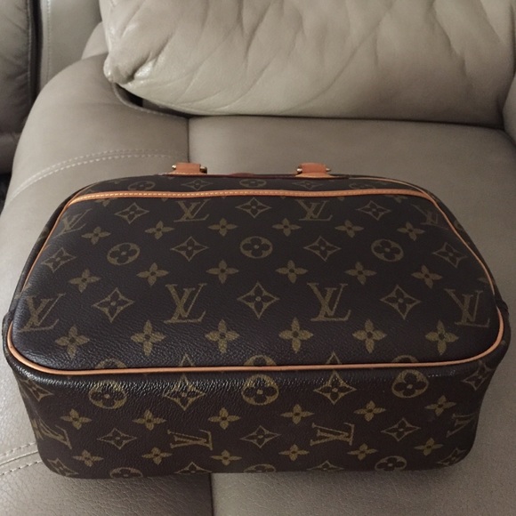 ๐บ๐บ Fashion Lv purse ๐ฉทโค๏ธ๐ฉท - Picture 2 of 4