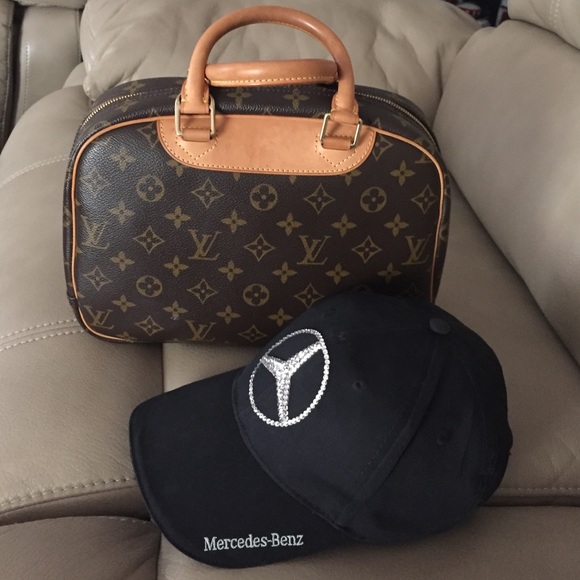 ๐บ๐บ Fashion Lv purse ๐ฉทโค๏ธ๐ฉท - Picture 3 of 4