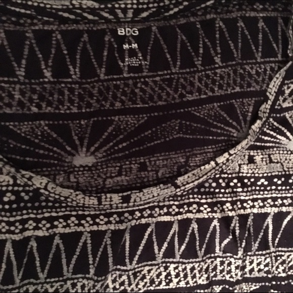 💲🅰️LE❗️Urban Outfitters Graphic Tee - Picture 2 of 4