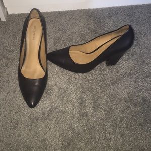 Black pumps