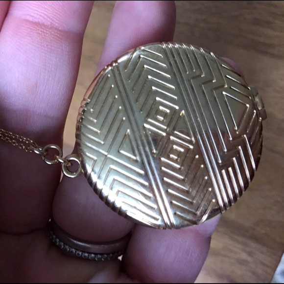 Gold pendant necklace