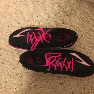 Hardly worn Brooks tennis shoes