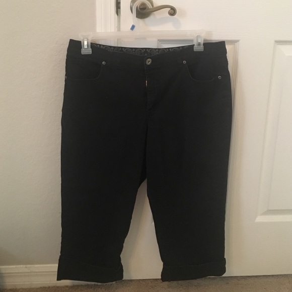 😻BLACK CAPRI PANTS😻