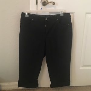 😻BLACK CAPRI PANTS😻