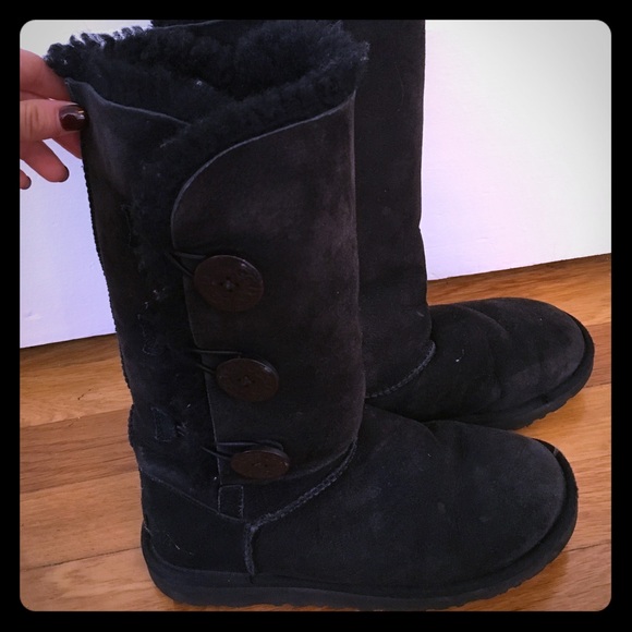 Black uggs with buttons - Picture 1 of 1