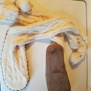 White knitted slippers. VS PINK