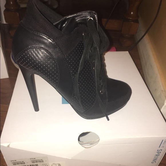 Black heel sneaker!