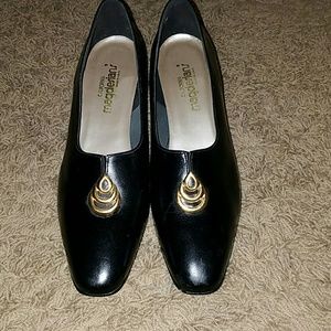 Black retro pumps