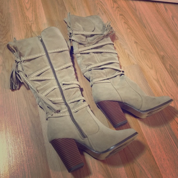 Beige tie tassel boot