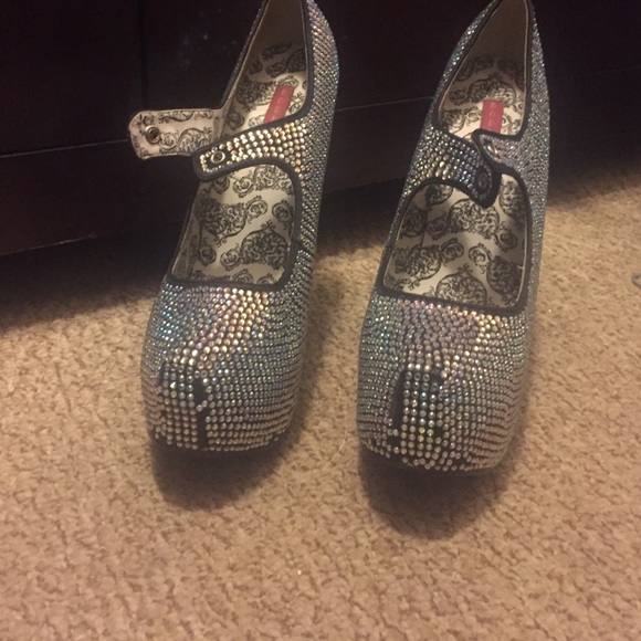 Shoes - Picture 2 of 4
